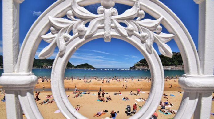 Aurrera doa Hondartzen ordenantza berria Donostian, erretzea eta bozgorailuen erabilera debekatuz