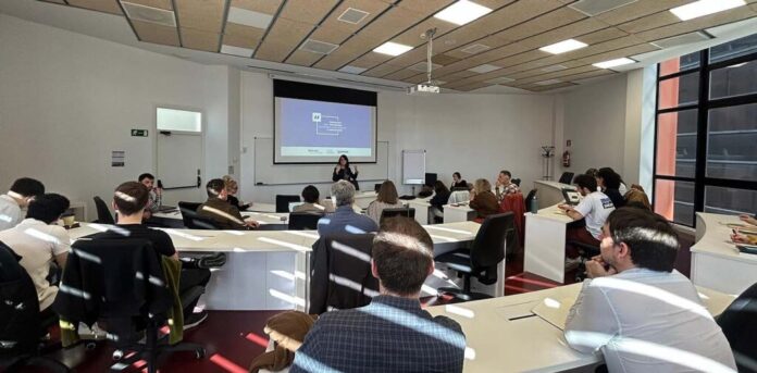 La experta internacional Melisa Ross reúne en la Universidad de Deusto a representantes de instituciones y agentes sociales para analizar el papel de la participación ciudadana ante el avance del autoritarismo