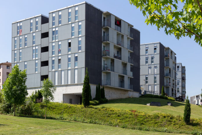 Hasitako etxebizitza berriak % 34 egin du behera Euskadin 2025ean, baina gora egin du etxebizitza babestuetan, 1.034 unitateraino