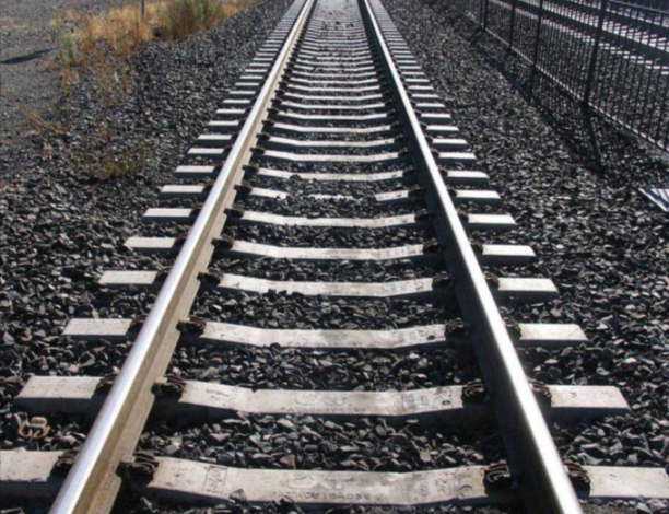 La Ertzaintza desactiva una granada antigua junto a la vía ferroviaria en Karrantza