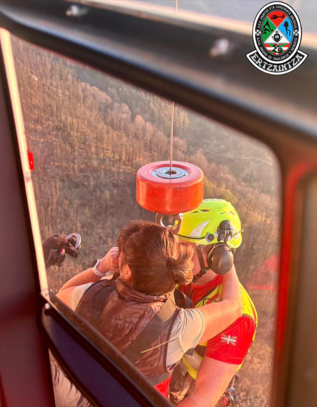 El helicóptero de la Ertzaintza auxilia a tres senderistas accidentados en Anboto, Udalatx y Adarra