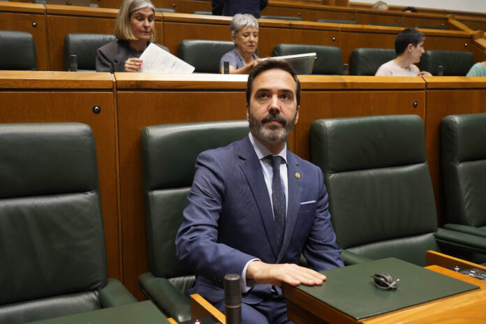 Javier Hurtado sailburua elkarrizketatu du Herri Irratiak