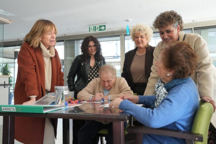 Eider Mendoza visita en Azkoitia la nueva unidad psicogeriátrica que humanizará el cuidado de las demencias