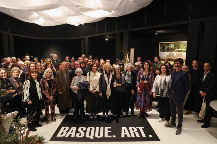 Bengoetxea lehendakariordeak sektoreko ehun eragile baino gehiago bildu ditu ARCO Madrid azokan, Artearen Euskal Sistema indartzeko