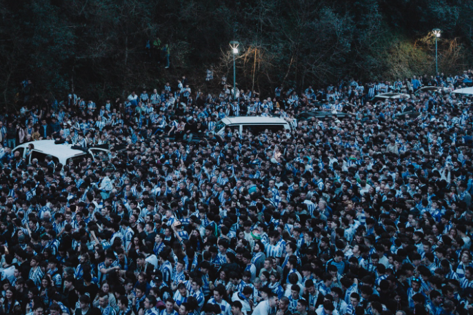 La amenaza de huelga de controladores en Sevilla pone en jaque el viaje de la afición de la Real a la final de Copa