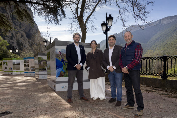 URAk, Ihobek eta Ekoetxea Sareak ibaiertzeko basoei buruzko erakusketa bat abiarazi dute Sobronen, Uraren Munduko Egunaren Astean