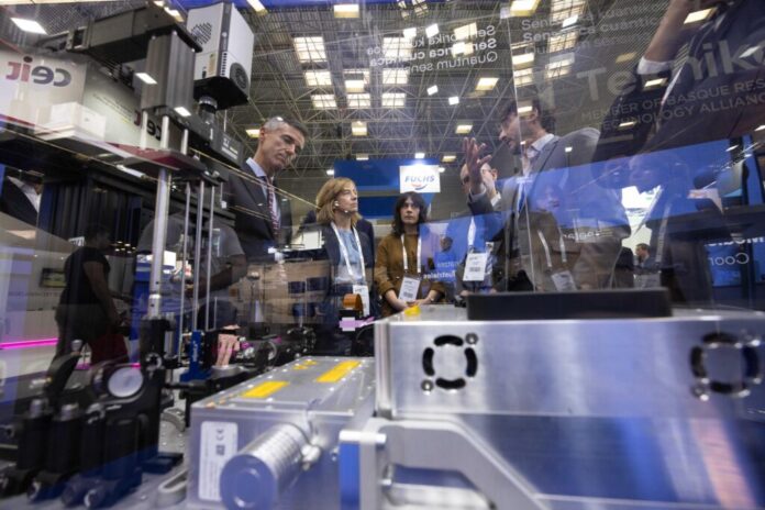 Eider Mendoza garantiza un «apoyo total» a la industria guipuzcoana frente a la inestabilidad internacional