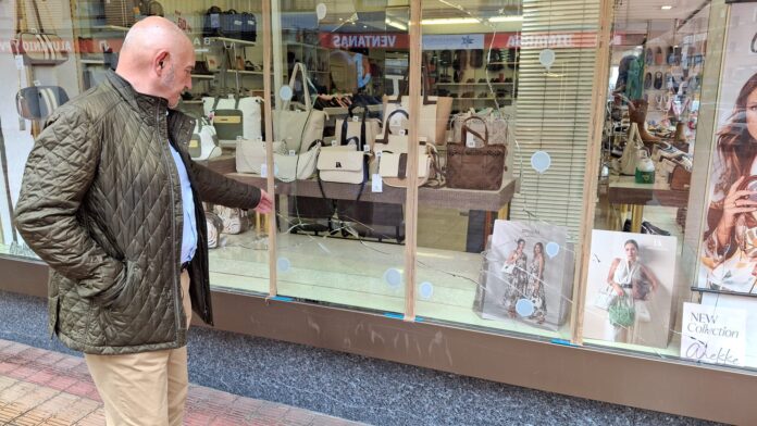 Barakaldoko Udaltzaingoak gizon bat atxilotu du Gurutzeta auzoan, inguruko saltoki batean indarra erabiliz lapurreta egin duelakoan