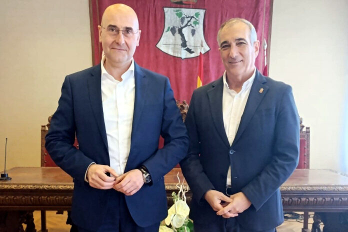 Chivite kontseilaria Agendako alkatearekin bildu da, erakundeen arteko harremanak sendotzeko eta guztien intereseko gaiak jorratzeko