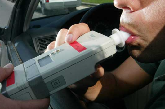 Investigado un conductor en Ikaztegieta tras accidentarse circulando en sentido contrario y triplicar la tasa de alcohol