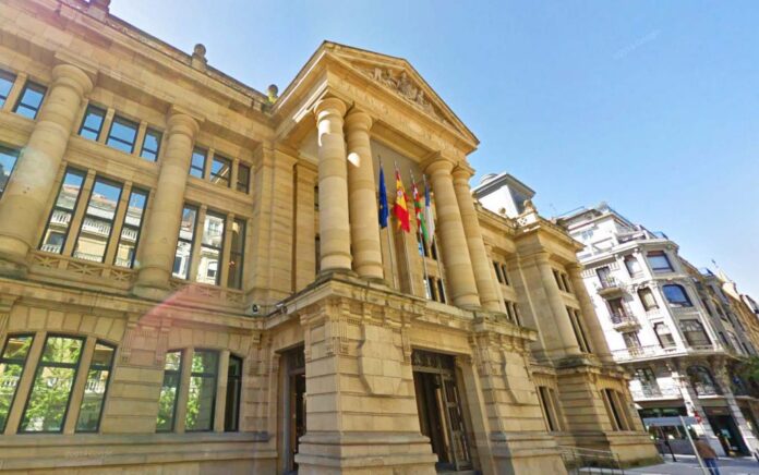 Condenados a cinco años de prisión dos jóvenes por intentar matar a cuchilladas a un menor en Donostia