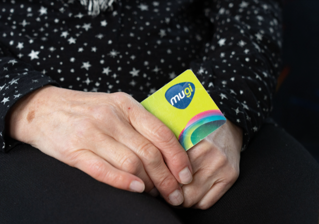 La Diputación financia tarjetas MUGI para que asociaciones como Cáritas y Cruz Roja administren entre las personas en situación de exclusión social