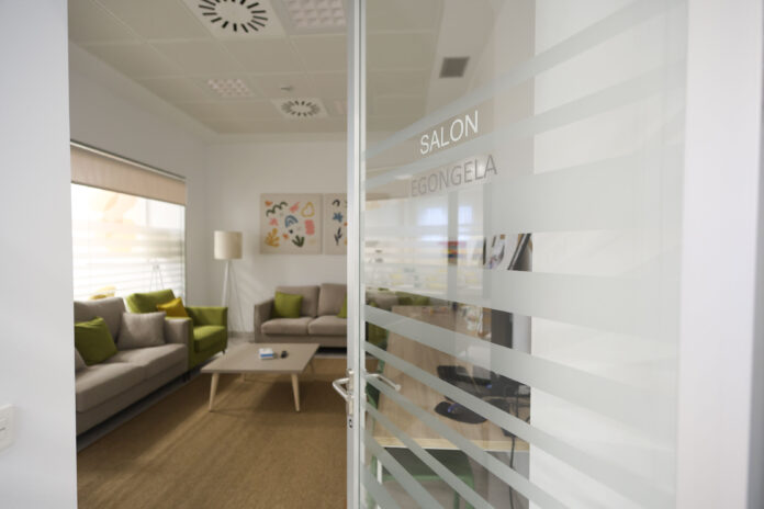 Eskubide Sozialek ezinduentzako laguntza txikiko etxebizitza-eredua finkatzen dute, eta itundutako 15 plaza berritzen dituzte