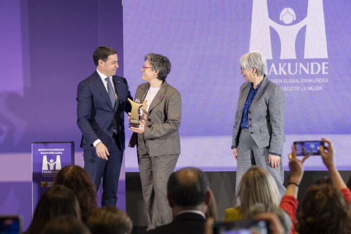 Mentxu Ramilo Araujo recibe el Premio Emakunde por su labor en la visibilización de las mujeres en la cultura digital