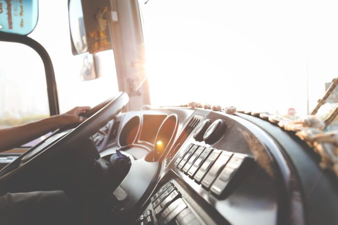 Lurralde Kohesioak kamioiak eta autobusak gidatzeko baimenak lortzeko 900 eurorainoko laguntzak ezartzen ditu