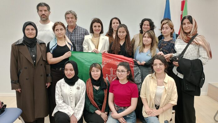 Eusko Jaurlaritzak Euskadira iritsi berri diren 10 emakume afganiarri zuzeneko laguntza eskaini die