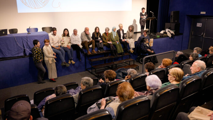 «Komunitatea Ehuntzen – Tejiendo Comunidad» prozesuarekin, Altsasu/Altsasuko adinekoen ongizatea indartzen du