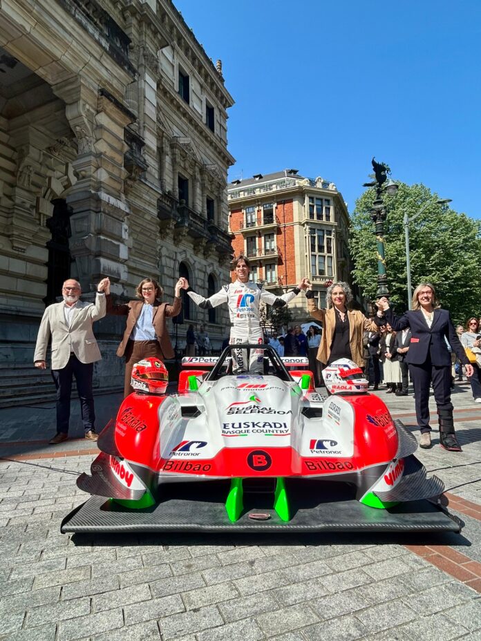 Joseba Iraola pilotuak eserleku bakarreko Euskal Selekzioa autoa aurkeztu du, horixe erabiliko baitu iazko hirugarren postua hobetzeko eta 2023an Mendi Lasterketetan lortutako Europako txapeldun titulua berresteko