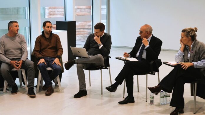 Ramiro González lehen sektorearekin bildu da bizi duen unea ezagutzeko eta bere erronkak eta kezkak partekatzeko