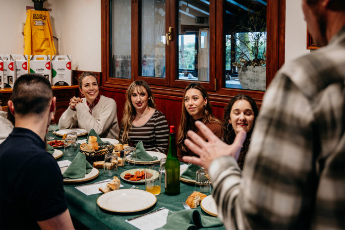 Se buscan cuadrillas de Bizkaia para disfrutar de una experiencia culinaria única junto al chef Julen Baz en Garena Taberna