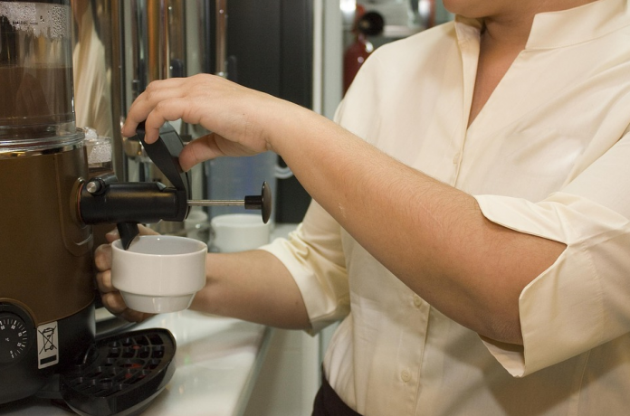 Ostalaritzako langileentzako gaztelania-euskara hiztegia argitaratu du Udalak