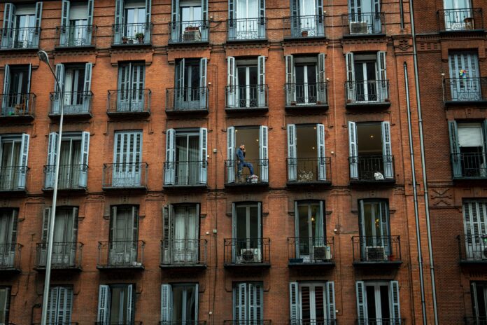 Turismo Zuzendaritzak ostatu kontrolatugabeen kontrako borroka areagotu du, ikuskapen-plan berri batekin eta salaketa anonimoen postontziarekin