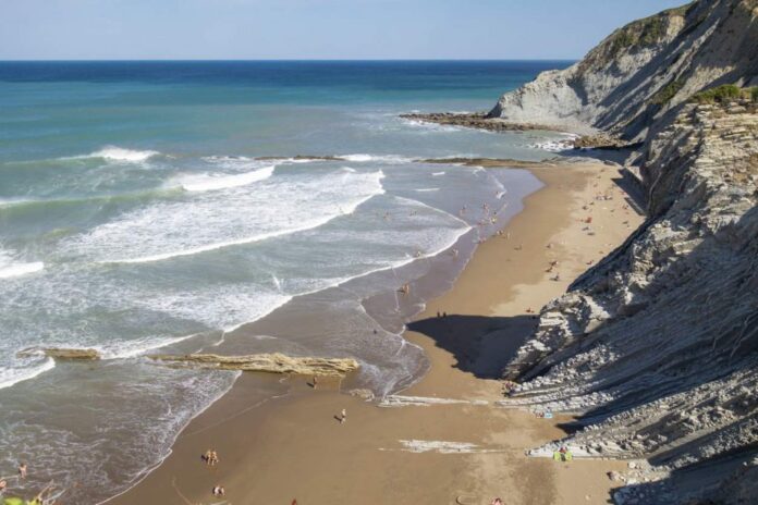 Identificada la mujer hallada sin vida en la playa de Itzurun tras una denuncia de desaparición en Eibar