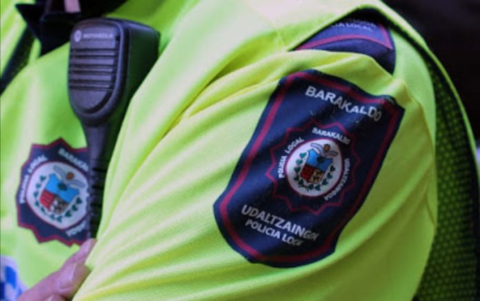 Barakaldoko Udaltzaingoak indarkeriaz egindako lapurretetan inplikatutako hiru gizon atxilotu ditu
