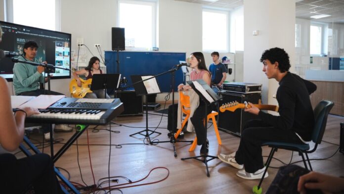 Lauaxeta Ikastola se llena de música en la segunda edición de Señeak Bizkaia Rock Kanpusa