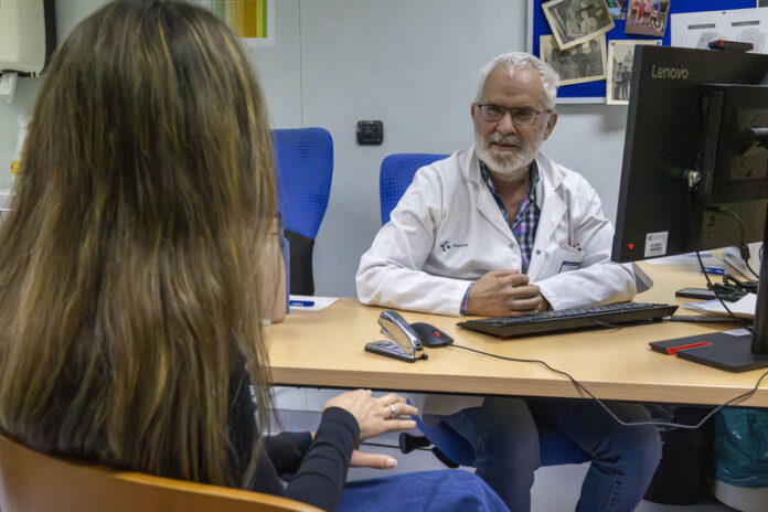 Osakidetzak aurrera egin du osasun kardiobaskularrean, Galdakaoko Lipidoen Unitateak lortu duen bikaintasun-ziurtagiriari esker